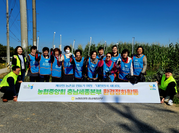 행사에 앞서 봉사자들이 기념촬영을 하고 있다.