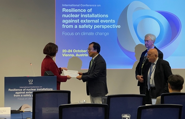 한국원자력연구원 김민규 박사가 국제원자력기구 IAEA로부터 공로상을 수상했다.