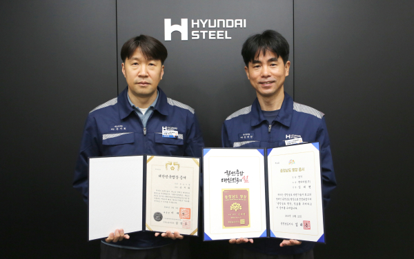 (좌측부터) 대한민국명장 손지희 계장, 충청남도명장 김대현 계장이 각각 명장 인증서를 들고 기념촬영