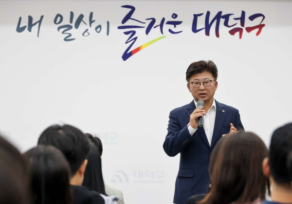 최충규 대덕구청장이 23일 ‘2025년 적극행정 직장교육’에 참석해 공직자들에게 당부의 말을 전하고 있다.