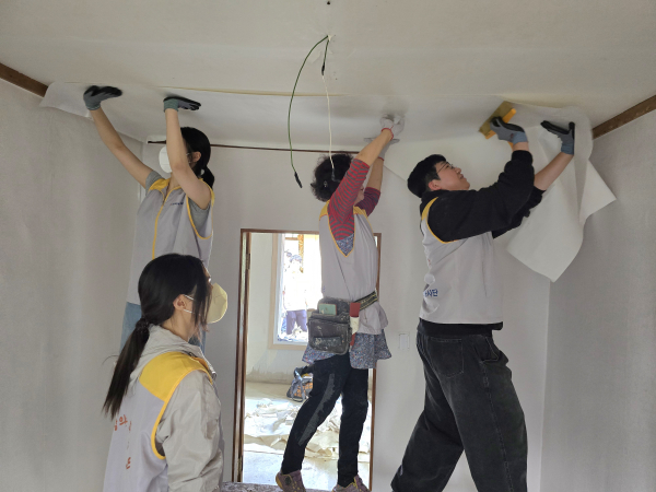 ‘신박한 에너지정리’로 독거노인가정 도배현장 모습