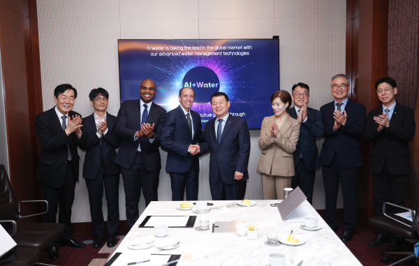 윤석대 한국수자원공사 사장(사진 좌측에서 5번째)이 23일 ChatGPT 개발사 OpenAI의 크리스 리헤인(Chris Lehane, 사진 좌측에서 4번째) 글로벌 대외협력 최고책임자와 AI 기반 물관리 혁신을 위한 협력을 논의했다.