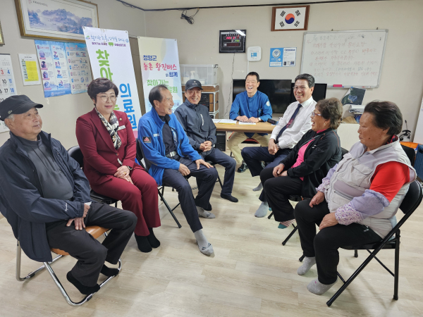 지난 25일 주민들이 비봉면 양사리에서 ‘찾아가는 의료원’ 진료를 받고 있다.