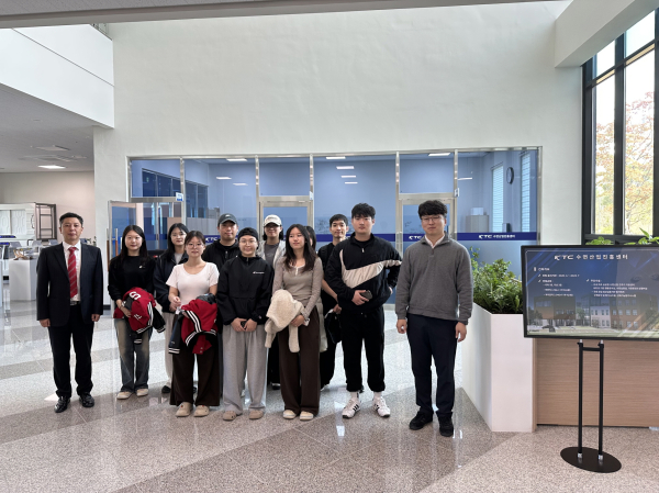 유재호 교수(좌측)와 선문대 학생들이 KTC에 방문하여 김재환 KTC센터장(우측)과 기념 촬영을 하고 있다