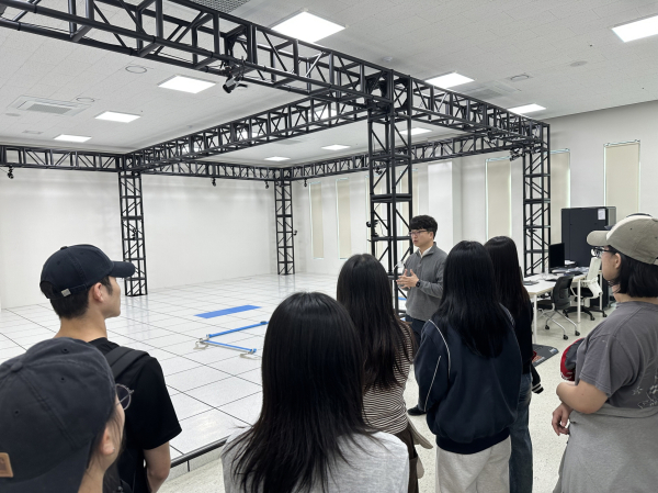 동작분석기 원리와 특성에 대한 설명을 듣고 있다