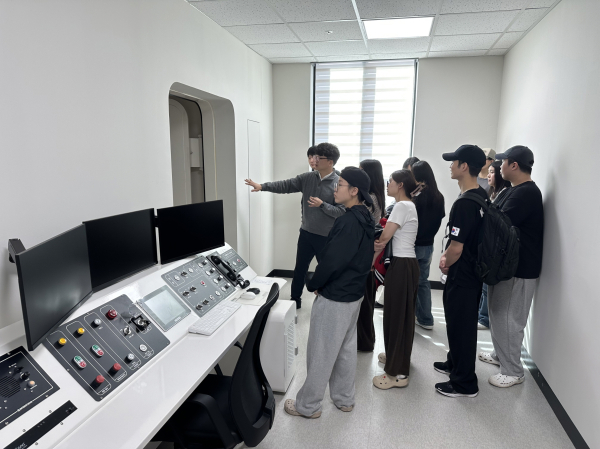 선박 내부의 수면 환경을 재현한 실험실에 대한 설명을 듣고 있다