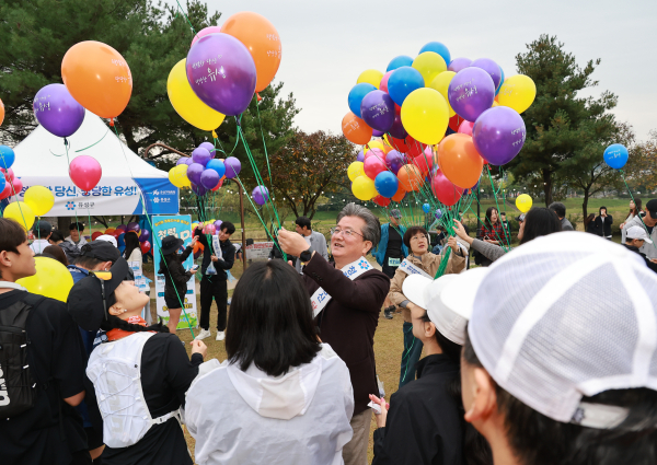 지난 26일 열린 ‘제7회 유성국화마라톤대회’에서 청렴 캠페인의 일환으로 정용래 유성구청장이 ‘청렴한 당신, 당당한 유성’ 문구가 새겨진 풍선을 배부하고 있다.
