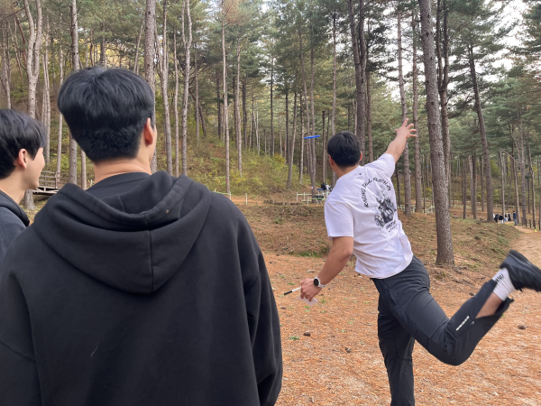 지난 25일 국립춘천숲체원에서 참가자들이 플라잉디스크와 숲길걷기를 융합한 ‘트레킹 플라잉디스크’를 하고 있다.