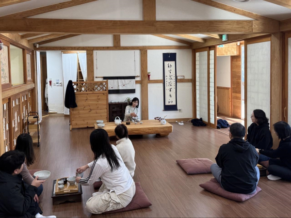 산불 피해 주민들이 산림치유 프로그램을 체험하고 있다.