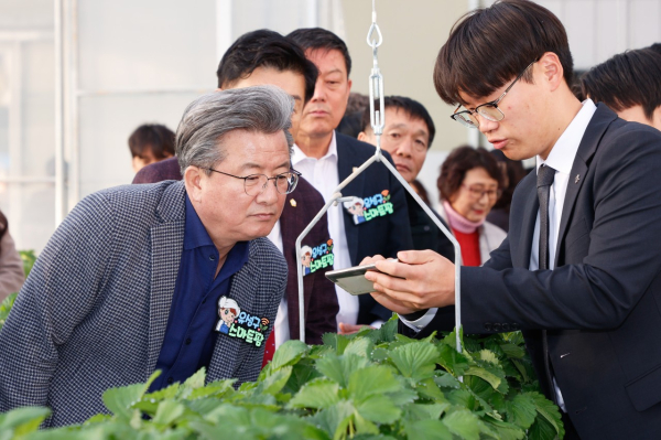 지난 28일 진행된 ‘유성구 스마트팜’ 개장식에서 정용래 유성구청장이 스마트팜 기술 시연을 확인하고 있다