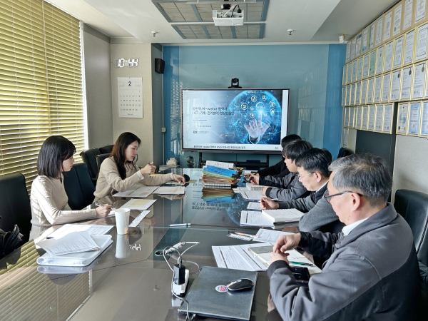 한국수자원공사 ESG 지원사업에서 전담인력이 지원 대상 중소기업 담당자에게 ESG 지표에 대한 현장 컨설팅을 시행하고 있다. (지난 2월)