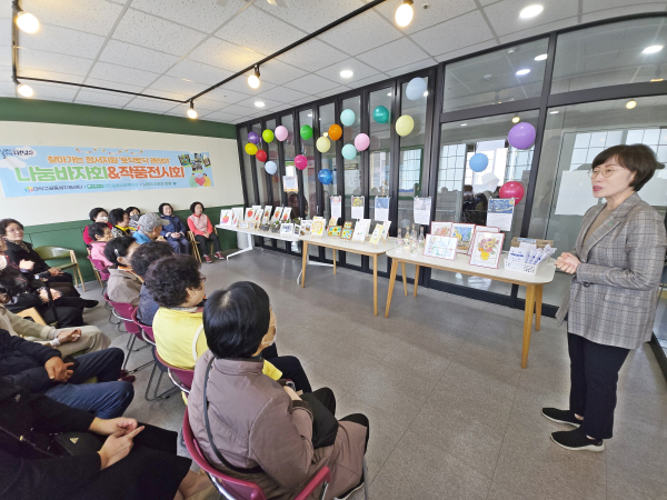 “토닥토닥, 괜찮아” 작품 전시회&나눔 바자회 개최 모습