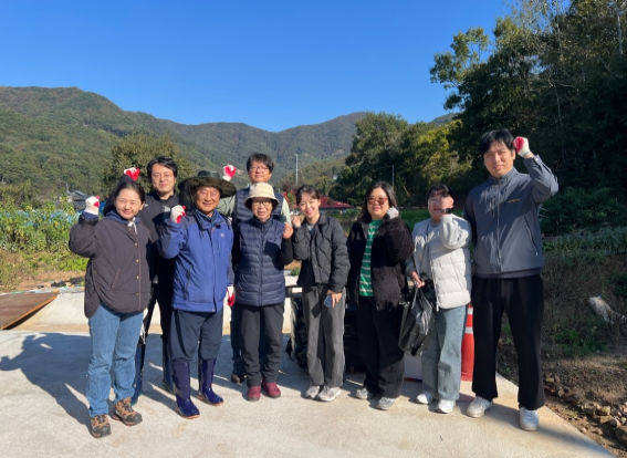 미산면 농가 방문, 지역 인력난 해소 농촌 일손 돕기 활동 기념사진