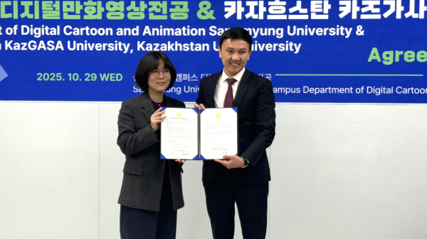 카자흐스탄 카즈가사 대학과의 협약 기념촬영모습(사진 왼쪽부터 상명대 디지털만화영상전공 설지형 학과장, 우자크바예프 투라르 쿠아니세비치 카즈가사 대학 학장)