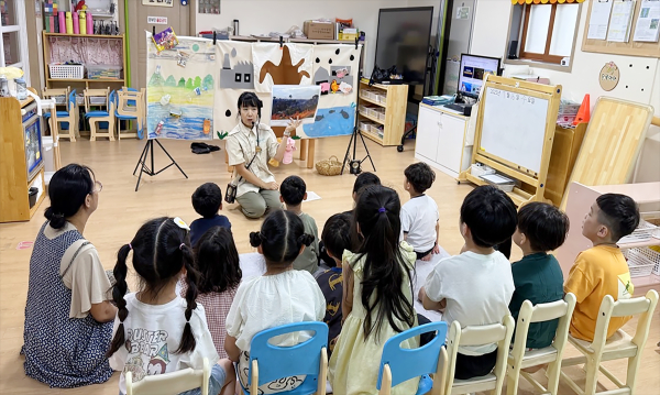 ‘2025년 탈탄소교실(대덕을 품고 자라는 아이들)’에서 어린이들이 인형극 관람 모습