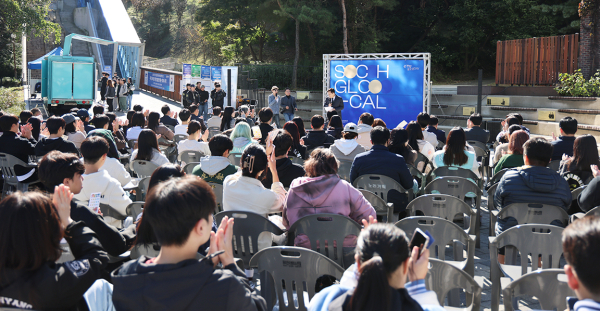 ‘순천향 글로컬 Day’에서 송병국 총장이 인사말을 통해 글로컬대학 30 선정을 축하하며 지역주민과 구성원들에게 감사의 뜻을 전하고 있다.