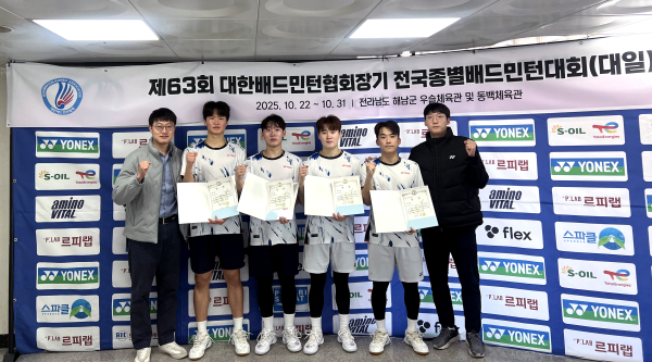 제63회 대한배드민턴협회장기 전국종별배드민턴대회’에서 금·은메달을 차지한 백석대학교 선수들과 관계자들이 기념촬영. (좌부터 서원식 교수, 김민상, 김민건, 김동해, 곽희창, 김휘태 코치)
