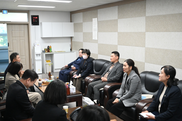 중구의회 사회도시위원회가 중구 사회복지관 협의회와 소통간담회 개최 모습