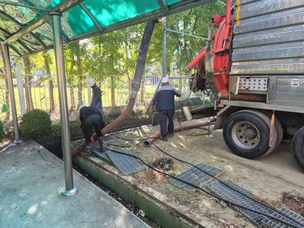 관내 학교의 배수로 청소 지원 사업  진행 모습