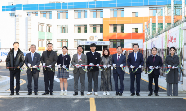대전서중, 대전서부교육지원청 공간 재구조화 및 진입로 개설 공사 준공식 개최 모습