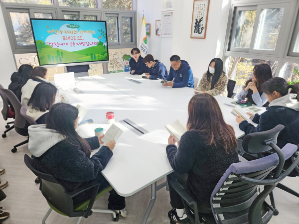 3일 춘천숲체원 맞이관 회의실에서 직원들이 함께 ‘당신에게 숲을 처방합니다’  도서를 읽으며 숲에서 어떻게 건강을          찾을 수 있는지 의견을 나누고 있다