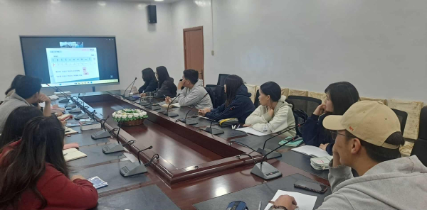 헙스걸 현지 학생들이 온라인 한국어 교육을 수강 중이다