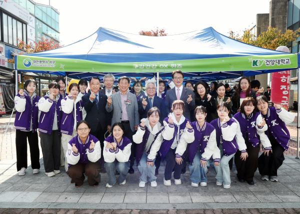 서철모 서구청장이 마치광장에서 열린 어울림한마당 행사장을 둘러보고 있다