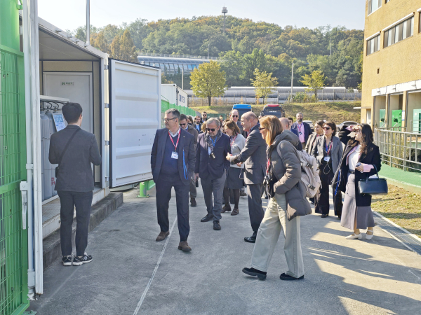 공사 관계자(사진 왼쪽)가 4일 경기도 성남정수장의 그린수소 실증시설을 찾은 스페인 카탈루냐 경제인협회 대표단에 운영 설비에 대해 설명하고 있다.