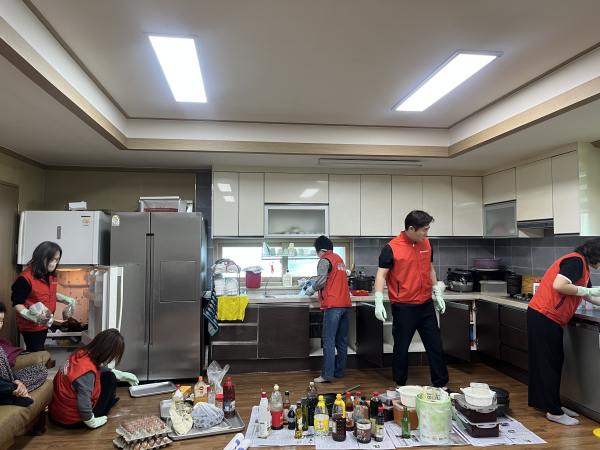 경로당 청소 봉사 모습