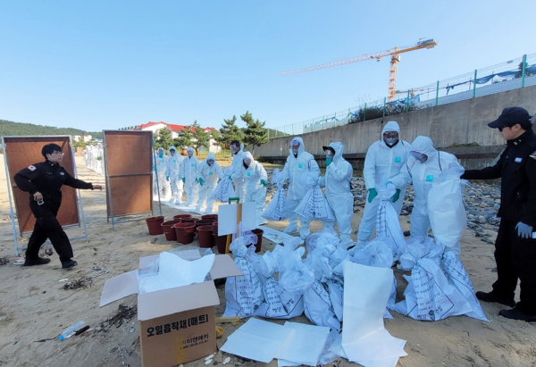 4일 천리포 해수욕장에서 진행된 해안방제 훈련 모습.