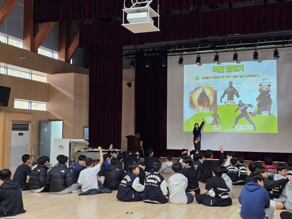 국립춘천숲체원 강당에서 진행한 '그린스타트스쿨 캠프' 과정 중 '플레이헌터' 프로그램에 참여한 한국숲사랑청소년단        단원들이 어떤 히어로가 되어 멸종위기생물을 구할지 역할을 분담하고 있다.