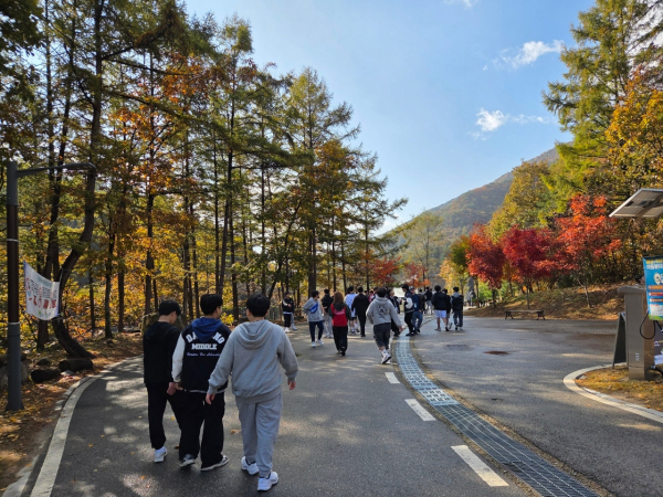 춘천숲체원 산수길에서 한국숲사랑청소년단 단원들이  ‘플레이헌터’ 프로그램에          참여해 지도를 보며 숲속 미션을 찾아 해결해나가고 있다.