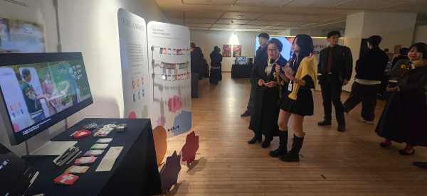 작가로 부터 졸업작품에 대한 설명을 듣는 김종희 총장