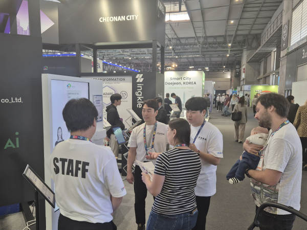 ‘스마트시티 엑스포 월드 콩그레스(SCEWC) 2025’에 글로벌 서포터즈 학생들 홍보 모습