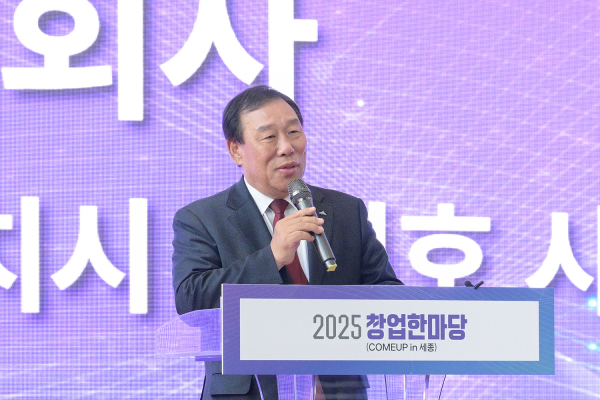 인사하는 최민호 세종시장