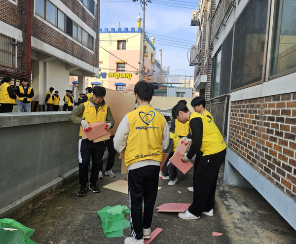 6일, 대덕구 석봉동의 취약계층 가구를 대상으로 주거환경 개선 활동 모습