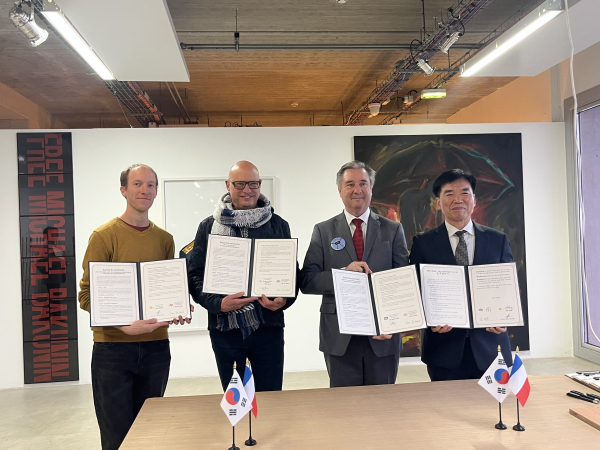 (왼쪽부터) 국립아트센터 아쉬 뒤 세즈, 프락 피카르디, 프락 그랑라주 관계자와 조일교 충남도 문화체육관광국장이 프랑스에서 현지시각 5일 업무협약을 체결했다