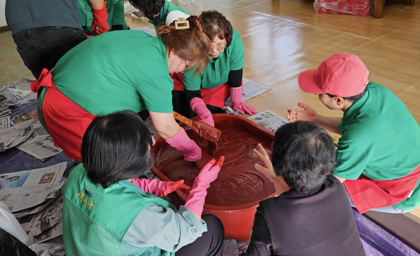 오정동 새마을부녀회 회원들이 6일 오정희망나눔센터에서 ‘사랑의 고추장 담그기’ 행사 모습