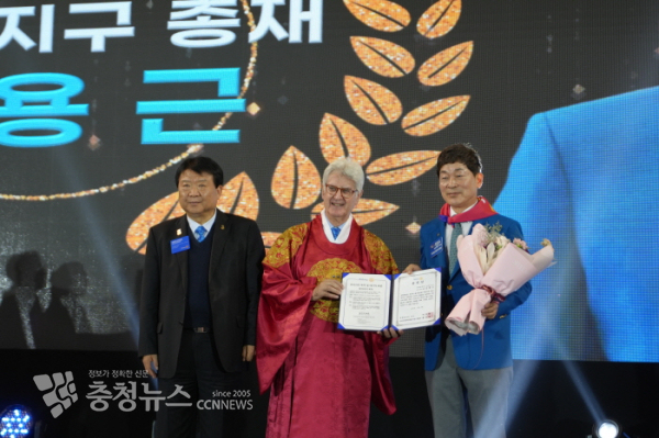 프란체스코 아레조 국제로타리 세계회장, 김용근 3680지구 총재