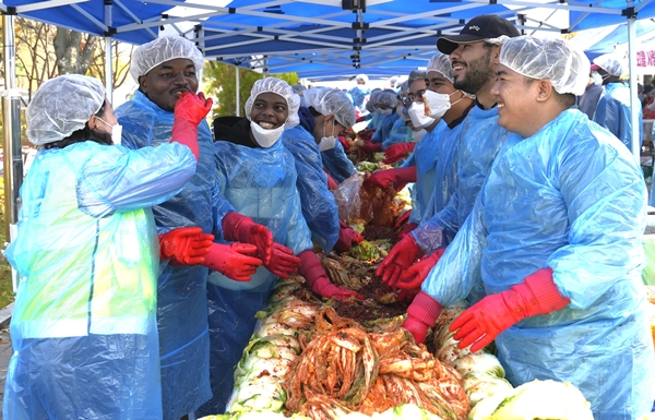 사진1. 배재대 외국인 유학생들 이웃 위한 김장 체험