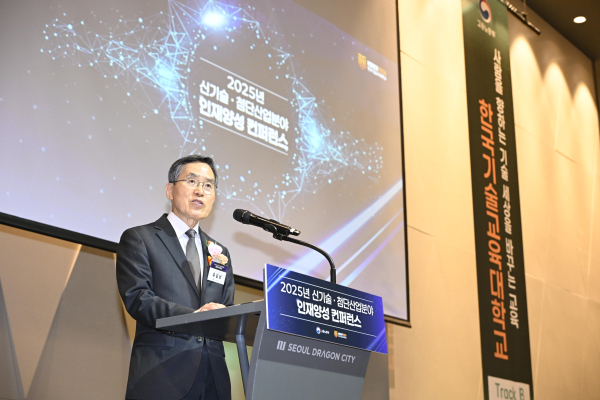 7일, 서울 드래곤시티 그랜드볼룸 한라홀에서 개최한 ‘2025년 신기술‧첨단산업분야 인재양성 컨퍼런스’에서 유길상 총장이 개회사를 발언하고 있다.