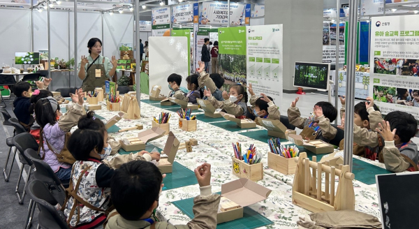 이달 7일부터 9일까지 코엑스마곡 컨벤션센터에서 열리는 ‘2025 대한민국 어린이 박람회’에서 관람객들이 산림교육 프로그램에 참여하는 사진