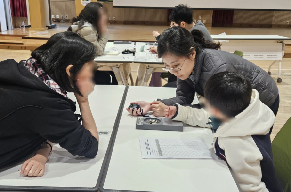 지난 2일 국립대전숲체원에서 느린학습자 아동들이 프로그램 효과성 검증을 위한 측정에 참여하고 있다.