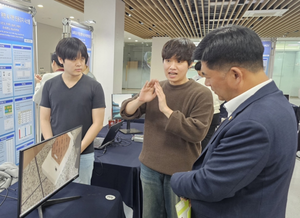 호서대 학생들이 작품을 설명하고 있다.