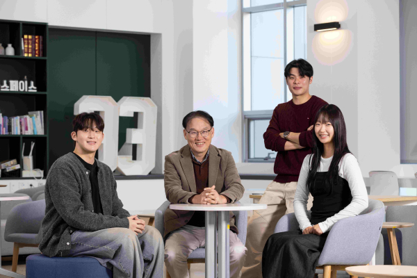 ‘2025 캠퍼스 특허 유니버시아드 대회’에서 영예의 대통령상을 수상한 한국기술교육대학교 학생들과 지도교수(왼쪽부터 유재윤 학생, 진경복 교수, 김현수 학생, 이가은 학생)