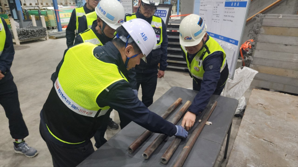 이정복 서부발전 사장(사진 맨 앞)이 지난 11일 태안발전본부에서 작업 현장을 점검하는 모습