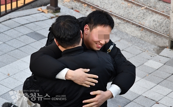 동대전고 수능시험장에서 교사와 제자간 포옹을 나누고 있다.