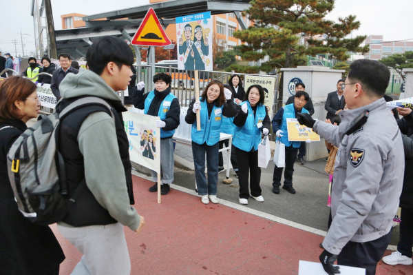 13일, 수험생을 응원하고 핫팩과 생수 등 전달 모습