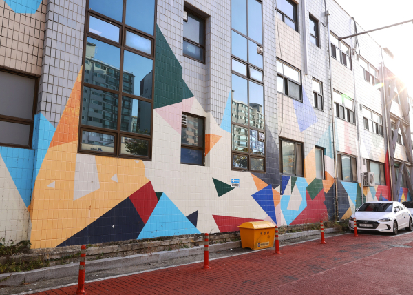 유성구청 뒤편 벽면과 양쪽 울타리 미술관 변신 모습