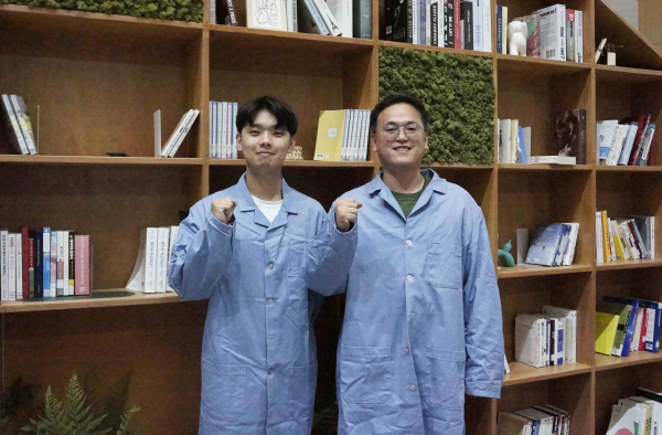 한국기술교육대학교 에너지신소재화학공학부 에너지신소재공학전공 조윤행 석사과정생 (좌), 심영석 교수 (우)